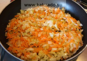рецепт борща без соли, обжариваем морковь на растительном масле