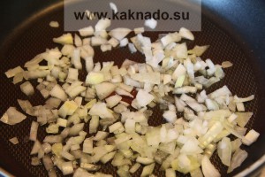 рецепт борща без соли, обжариваем лук на растительном масле