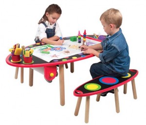 дети рисуют за детскими столами и стульями