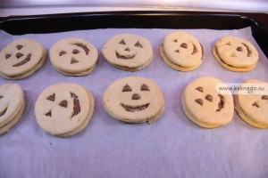поделки с ребенком на хеллоуин, печенье на хеллоуин, печенье в форме тыквы, меню на хеллоуин